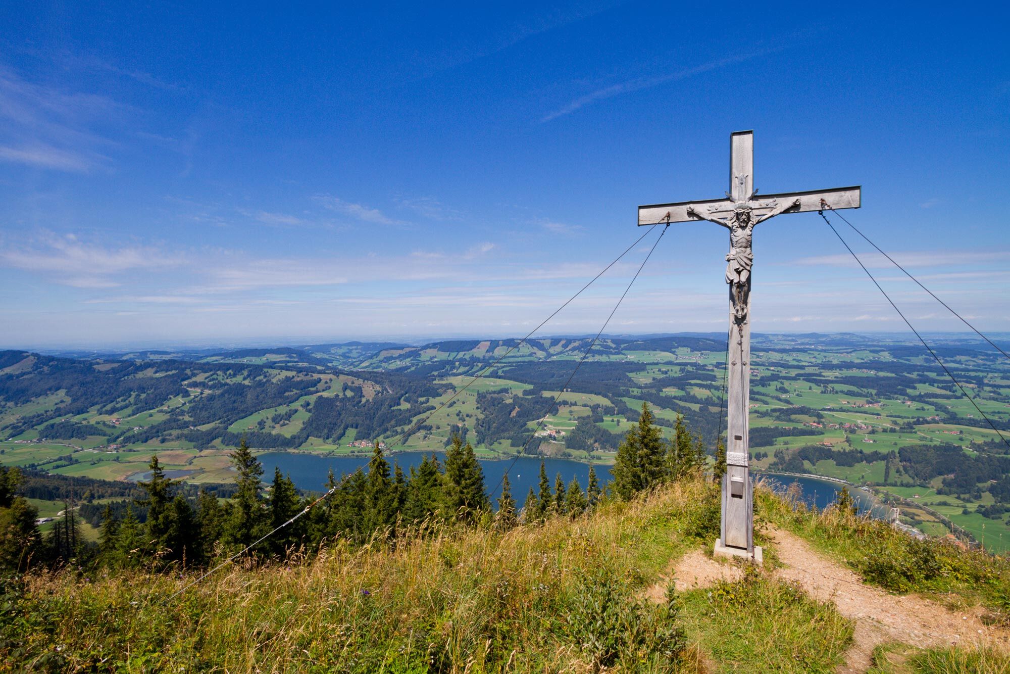 Panoramablick vom Gipfel über den Großen Alpsee und die Berge im Allgäu