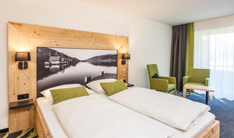 Helles und modernes Zimmer mit viel Holz im Hierlhof nahe dem Großen Alpsee im Allgäu