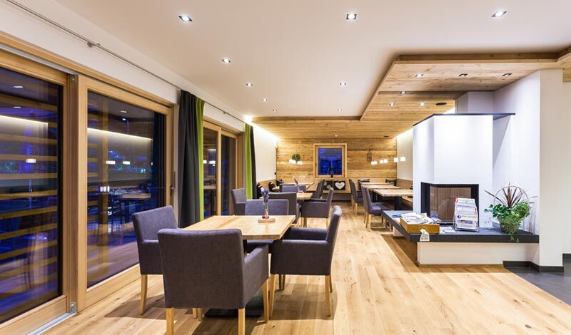 Gemütlicher Aufenthaltsraum im Hierlhof zum Entspannen und Zusammensitzen nach einem Tag am Alpsee