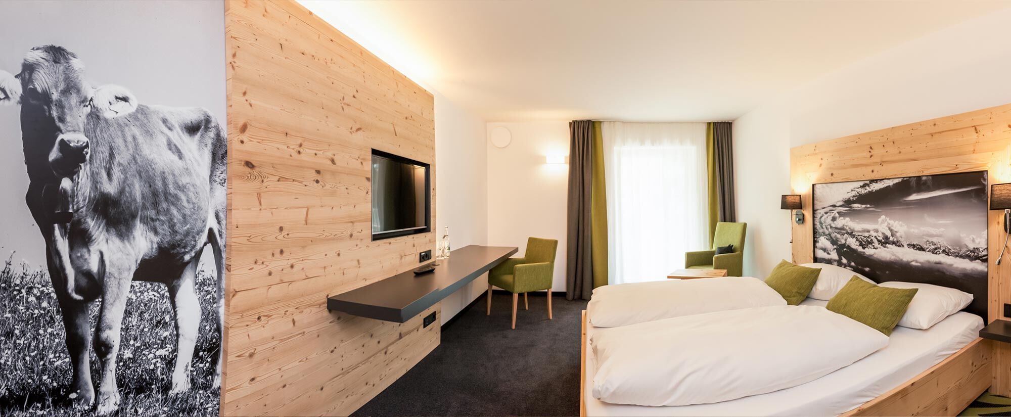 Modern eingerichtetes Doppelzimmer mit Holzdesign für einen erholsamen Urlaub im Allgäu