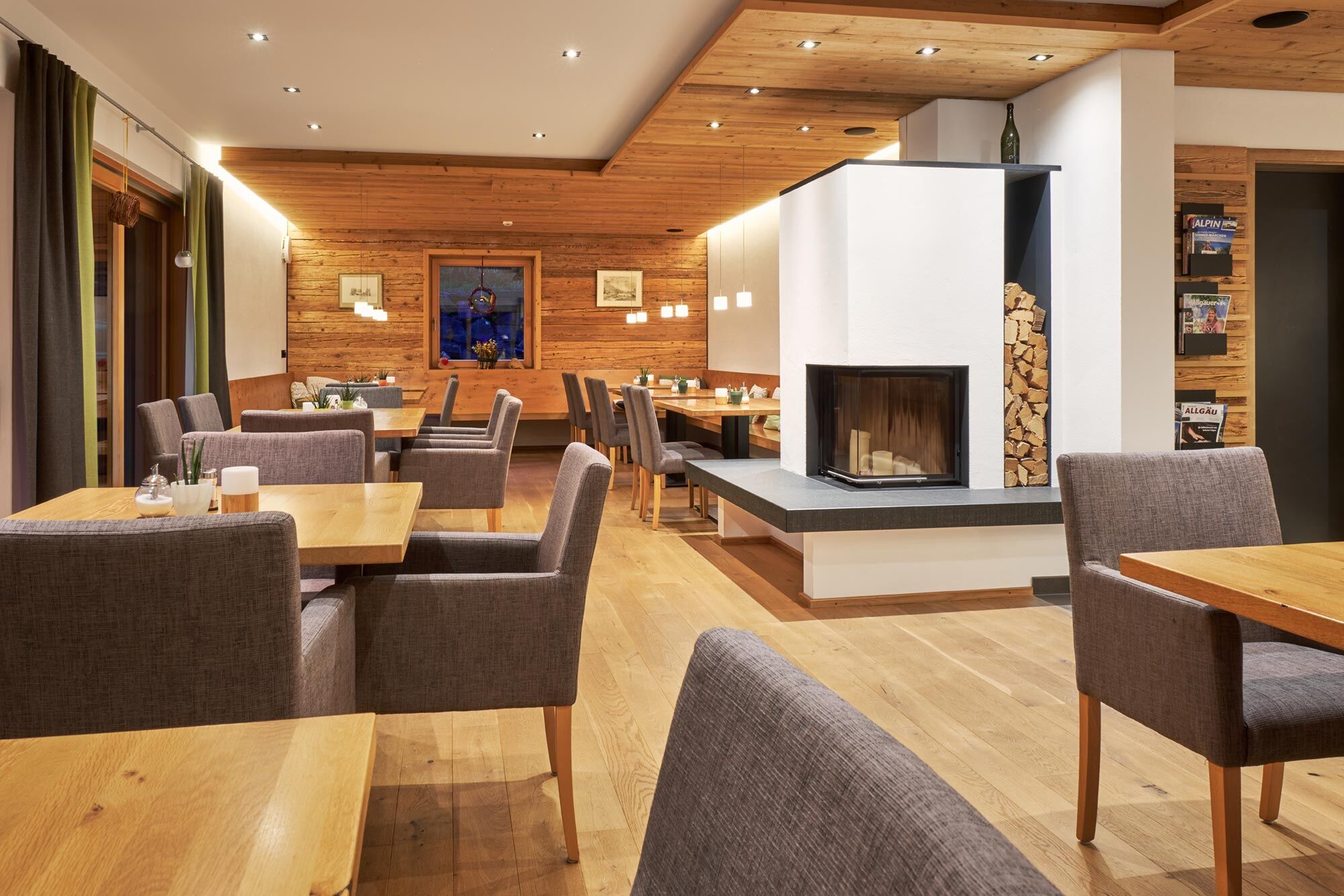 Gemütlicher Frühstücks- und Aufenthaltsraum im Hierlhof am Großen Alpsee im Allgäu