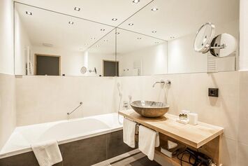 Modernes Badezimmer im Chalet des Hierlhofs nahe dem Großen Alpsee im Allgäu