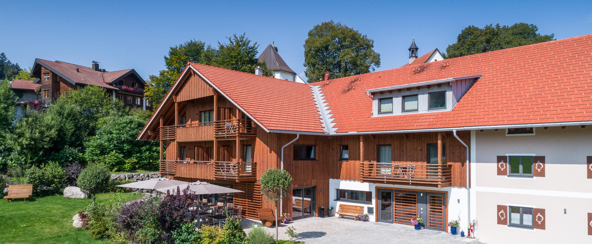 Haus mit Balkonen im Sommer am Hierlhof im Allgäu